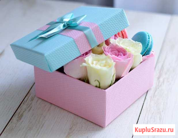 Композиция из роз и французским пирожным макаронс Видное - изображение 1