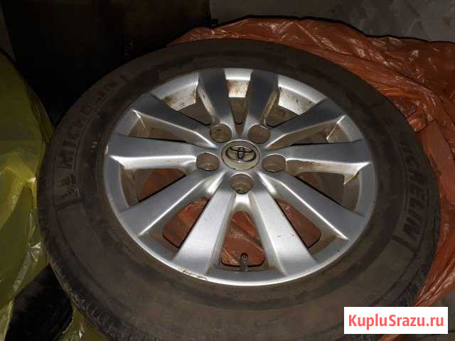 Продаю оригинальные диски с резиной от Toyota Кириши - изображение 1