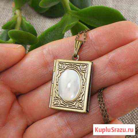 Медальон Книжка Белый Перламутр Москва