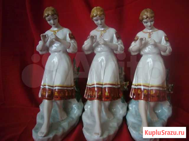 Фарфоровая статуэтка Любит не любит, гадальщица Красногорск - изображение 1