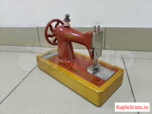Детская швейная машинка СССР. Винтаж Ижевск - изображение 1