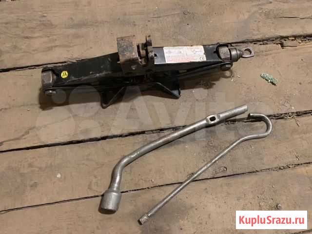 Домкрат 800 кг и колесный ключ на 19’ GM Мурманск - изображение 1