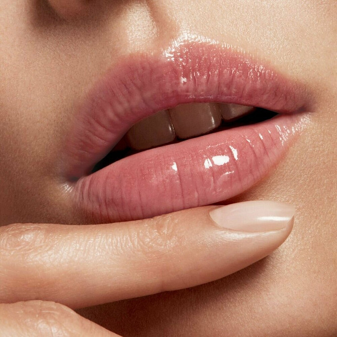 женские губы с блеском Dior макро