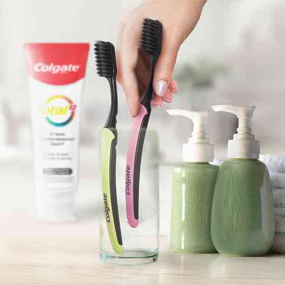 Зубная щетка Colgate Шелковые Нити с древесным углем для здоровья десен, мягкая, черный, 2 шт. 
