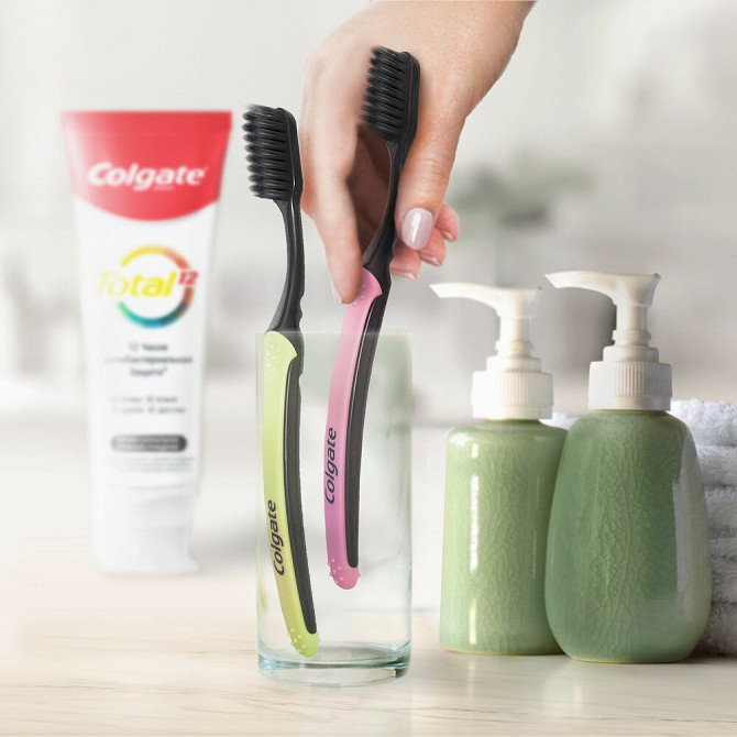 Зубная щетка Colgate Шелковые Нити с древесным углем для здоровья десен, мягкая, черный, 2 шт.  - изображение 3