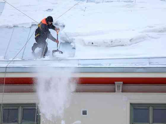 Сброс снега. Чистка кровли от наледи Новосибирск