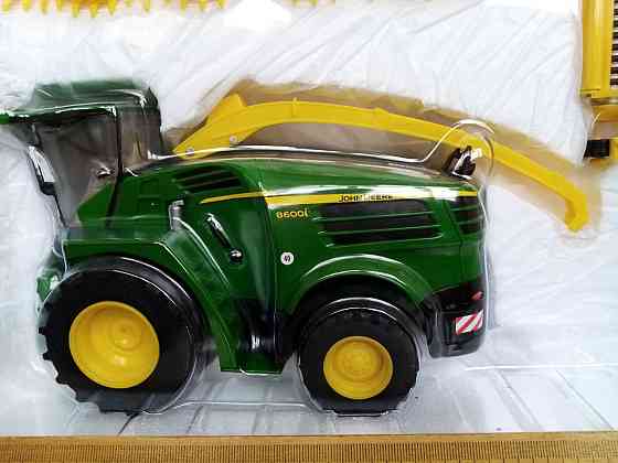 Игрушка, модель -кормоуборочный комбайн John Deere 8600 i Саранск