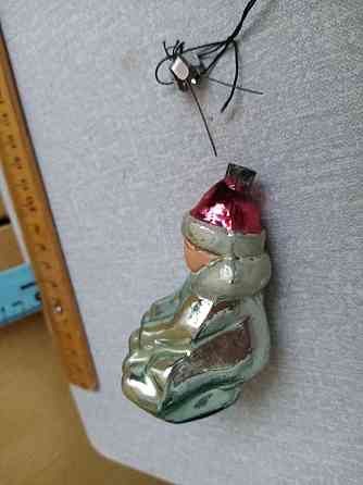 Елочная игрушка мальчик на санках 