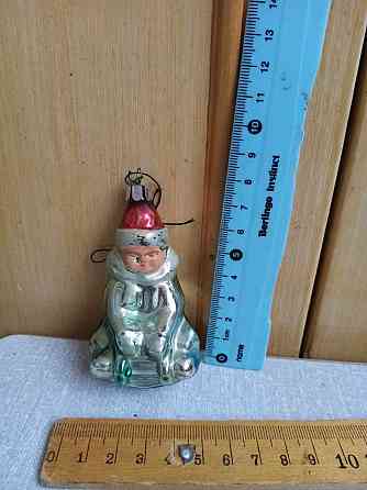 Елочная игрушка мальчик на санках 