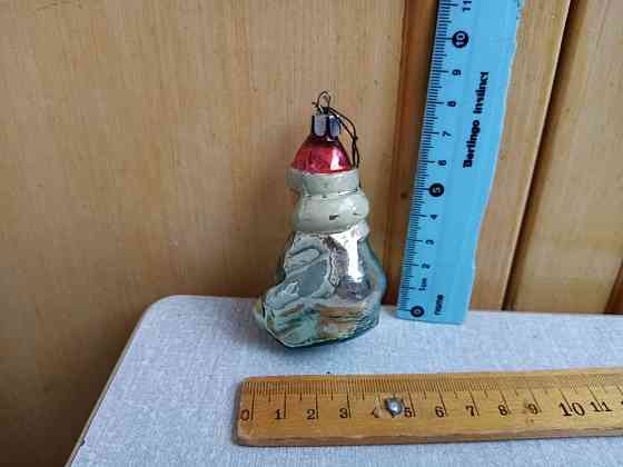 Елочная игрушка мальчик на санках 